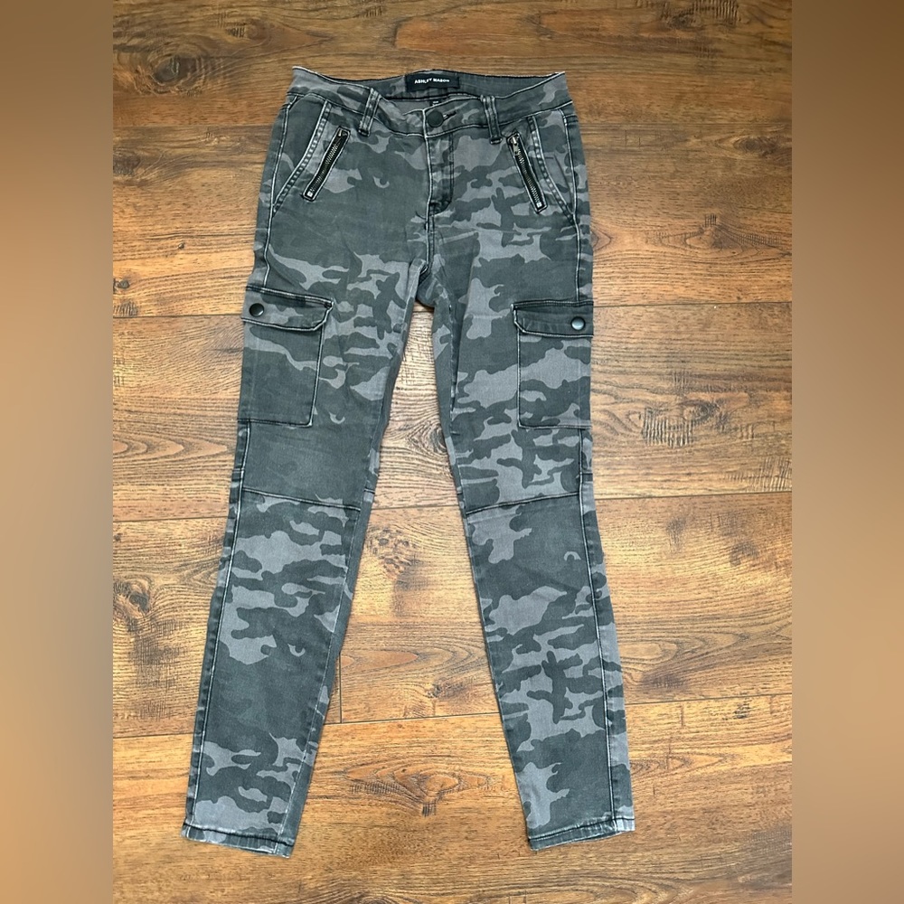 Ashley Mason~ camouflaged skinny jeans size 7